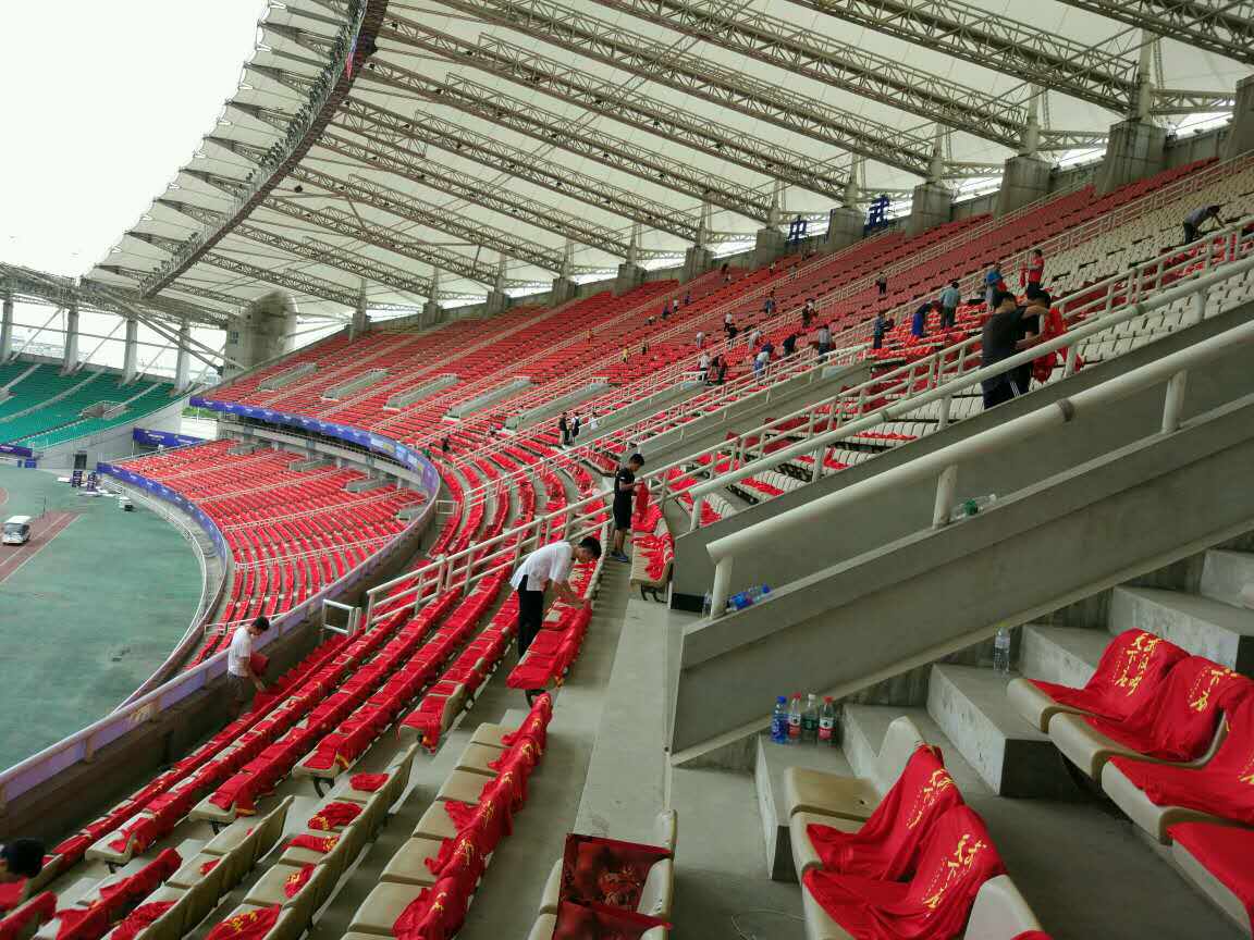 武汉志愿者为武汉加油,全力以赴助威国足