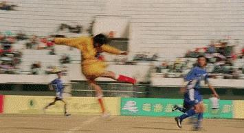 里皮祭拜天地?看周星驰,吴京,马丽手把手教你踢球