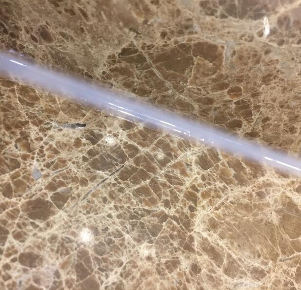 装修家里用的都是师傅带的玻璃胶,装修玻璃胶用的是瓷白还是透明