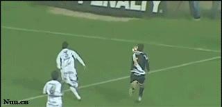 足球场上笑死人瞬间,足球笑死人的搞笑视频