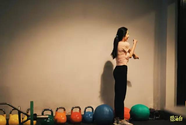 健身女日常穿衣,健身美女穿搭