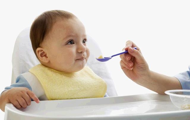 婆婆不舍得给孩子冲奶粉喝,婆婆半夜起来让老公帮忙冲奶粉