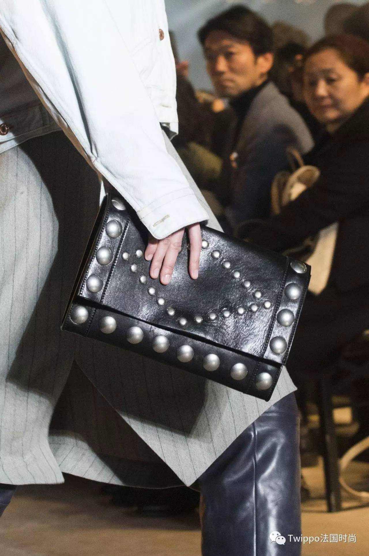 现在还流行挎肩包吗,现在流行手提包还是链条包