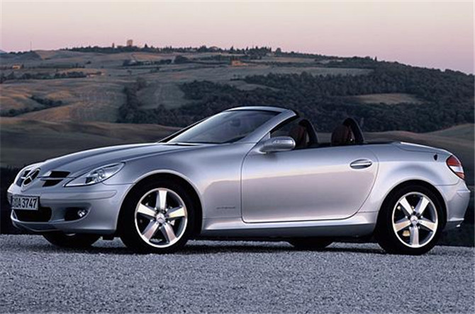 为情怀买单二十多万的小车值吗,最新款的奔驰slk