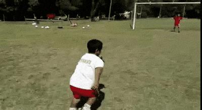 足球场上笑死人瞬间,足球笑死人的搞笑视频