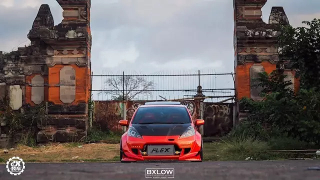 为了装上心仪轮毂换成五孔轴头，这辆爆改宽体的涡轮飞度真帅！