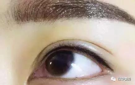 美瞳线和眼线哪个更漂亮一些,美瞳线加宽和画眼线的区别