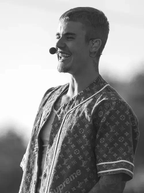 supreme lv联名的红色帽衫照片 (nike lv supreme三方联名)