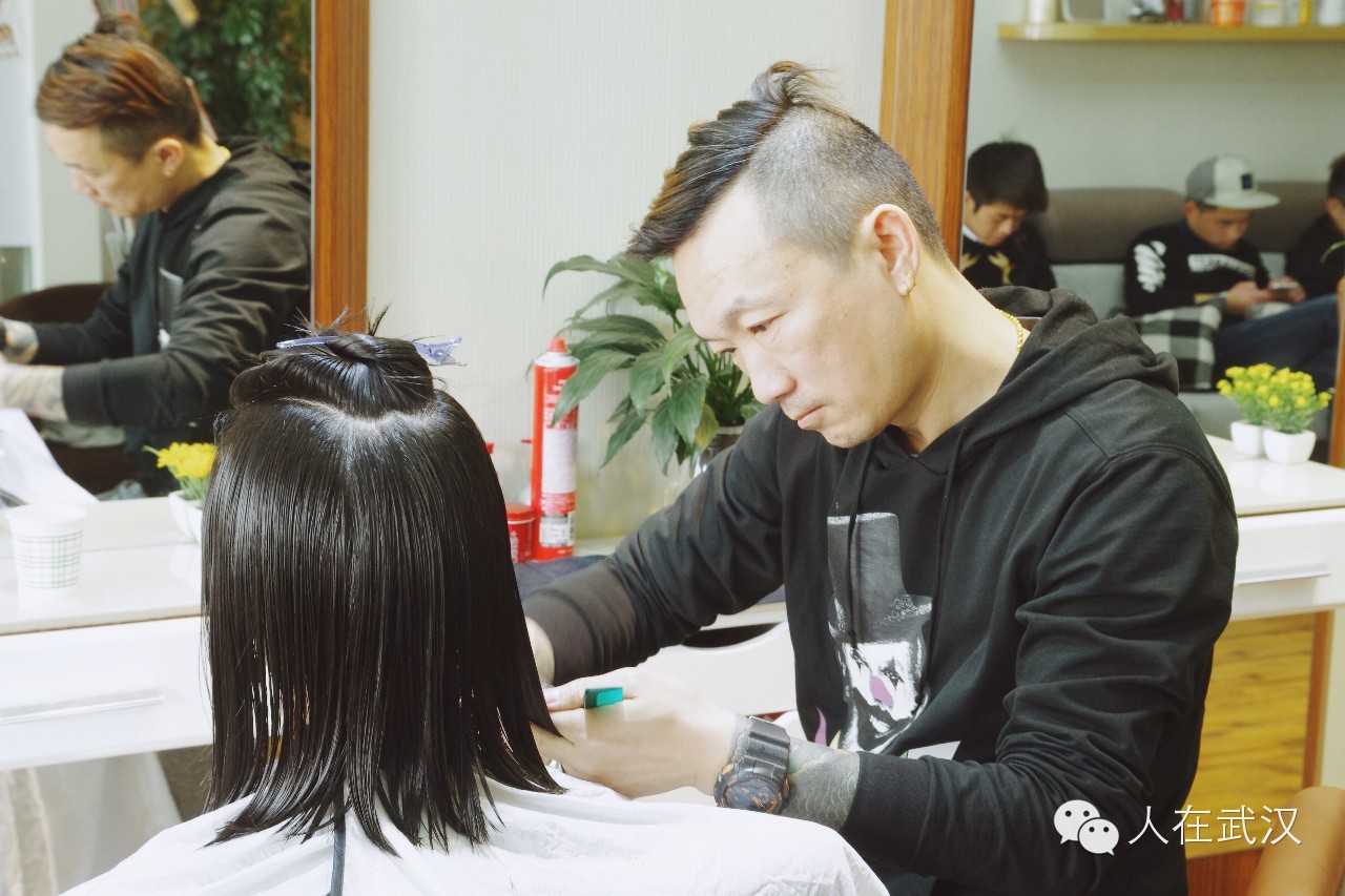 文末福利因为喜欢,他专注美发一做就是17年。