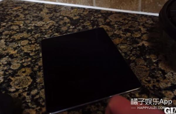 他把iPad放进烤箱：你猜苹果能禁得住“烤”验么？