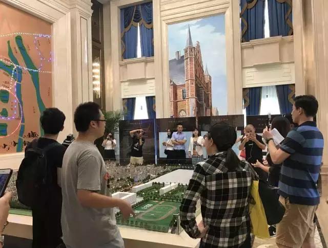 这个周末一边听董路唱歌，一边听佳爷杨洋侃房~