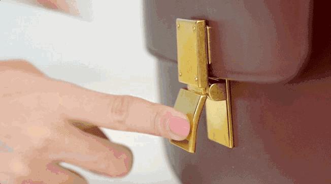 总说要Chanel、LV包包，但你连锁扣怎么打开都不知道！