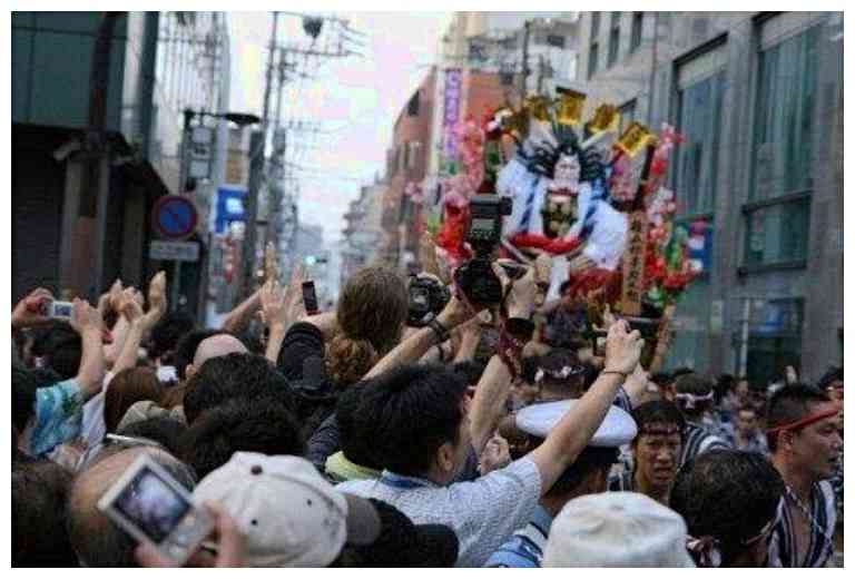 外国小伙穿纸尿裤上街,日本人穿尿不湿上街