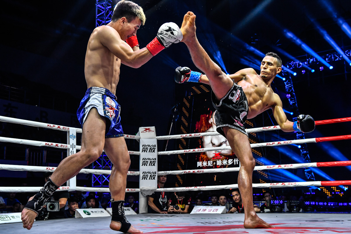 中国小伙惨被2次踢裆直打滚，打急眼铁腿狂扫踢瘸世界名将