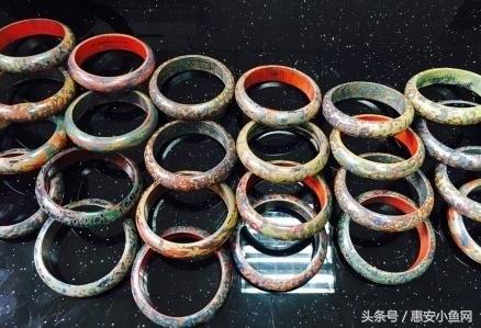 看看人家的课代表，男生制作53个手镯送全班女生！