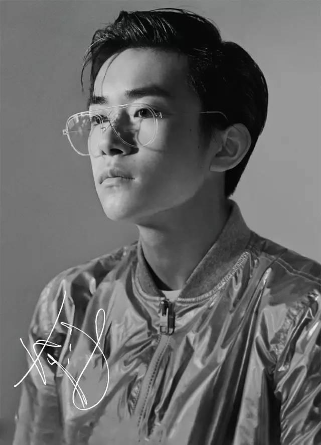 易烊千玺最新时尚封面,16岁易烊千玺直播回放