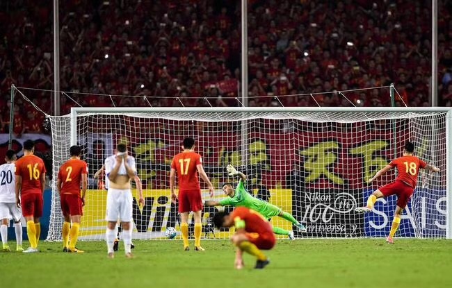 12强赛国足绝杀越南取首胜韦世豪,12强赛郜林进球图片