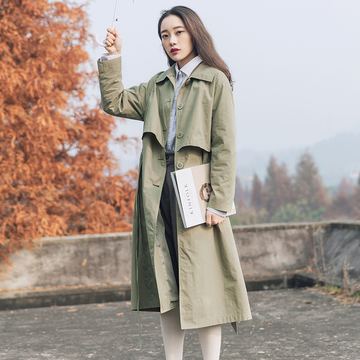 秋天气质修身风衣搭配,怎样系风衣后面蝴蝶结