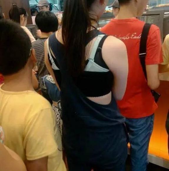 小伙子，女朋友害怕很正常，你也不能这样对她啊