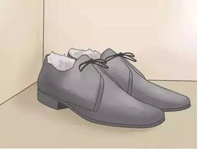 鞋子买小了一招变大的妙招,鞋子小了挤脚怎么撑大小妙招