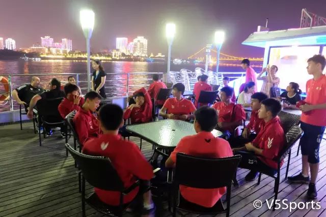 嗨翻天！亚洲足球小将夜游江城六国少年才华横溢