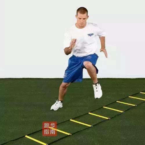 女性在家运动健身,在家做的健身运动