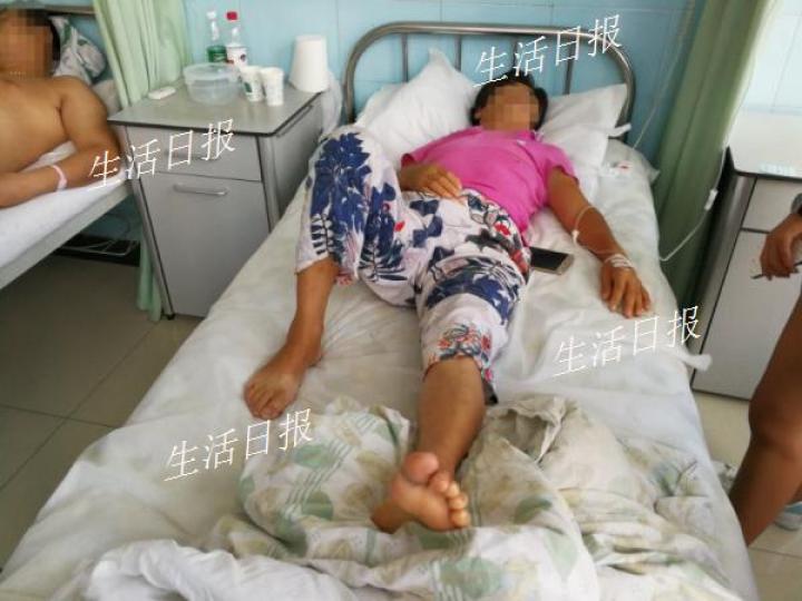 围墙突然倒塌女子死里逃生,围墙倒塌砸死一个小孩