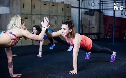 女性在家运动健身,在家做的健身运动