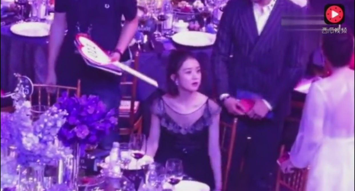 赵丽颖芭莎慈善夜吃东西,芭莎慈善夜赵丽颖大口进食不做作