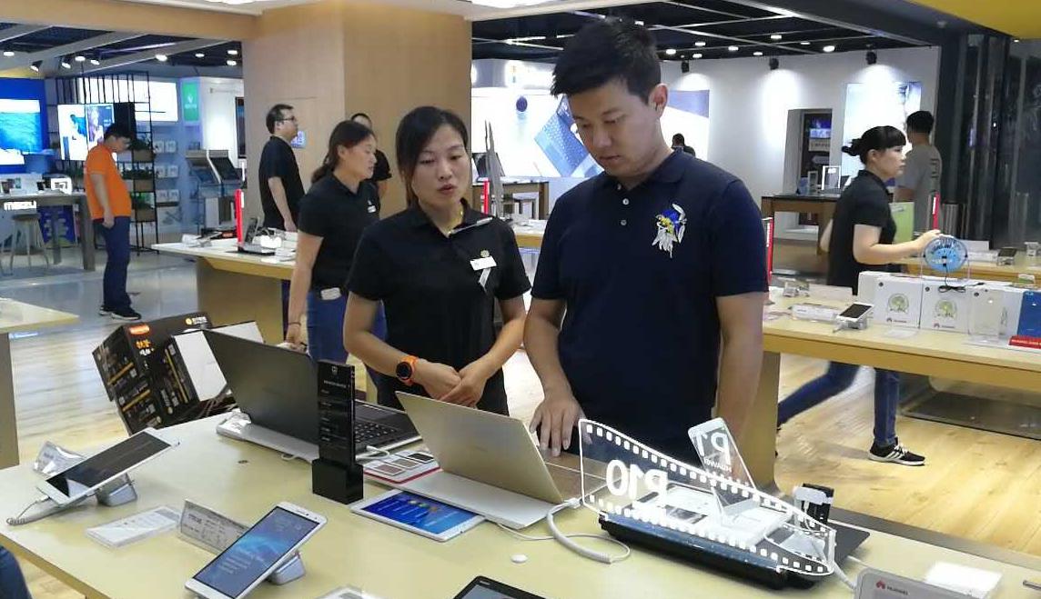 定制导购真机体验苏宁门店亮新招一眼看尽时下热门手机