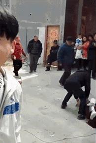 姑娘，你这样让我们没法做生意了啊，小本买卖