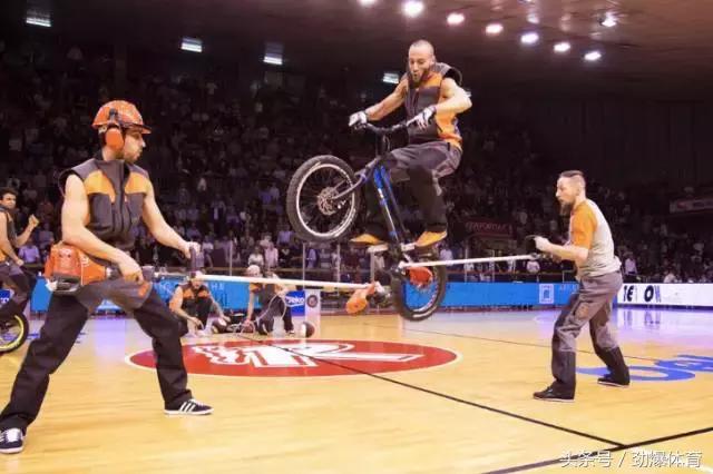 为了纪念科比为什么穿28号球衣,关于科比24号球衣故事