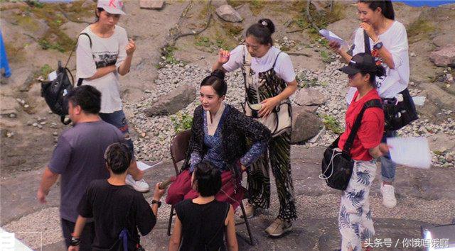 杨幂不顾众人展现豪迈坐姿把手插进靴子里网友：不怕脚臭吗？