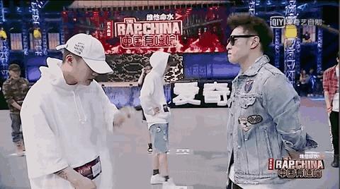 「怎么把你爸的帽子带出来了？真土」说这话的人才是真土鳖