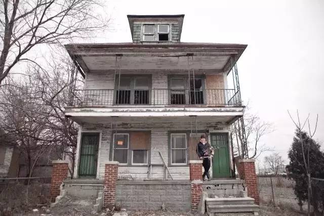 破败的房子重新焕发生机,原本破旧的房子变得焕然一新