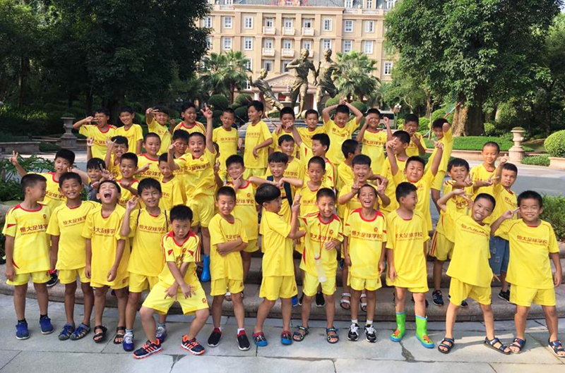 拼搏在绿茵场上的追风少年,追风少年鲁能足球比赛