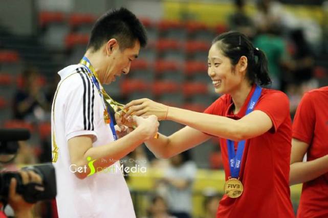 郎平豪夺第7冠，给朱婷开小灶，遥控指挥，病床还研究比赛录像