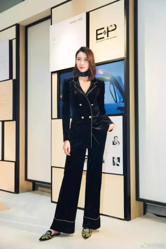 杨幂李易峰现身米兰街头,李易峰怎么穿杨幂的衣服