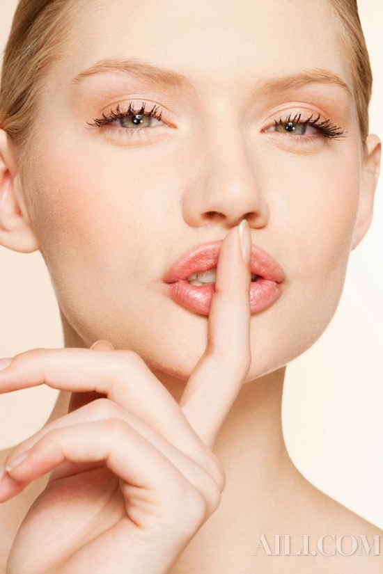 嘟嘟唇被风吹干了怎么和男友愉快的Kiss