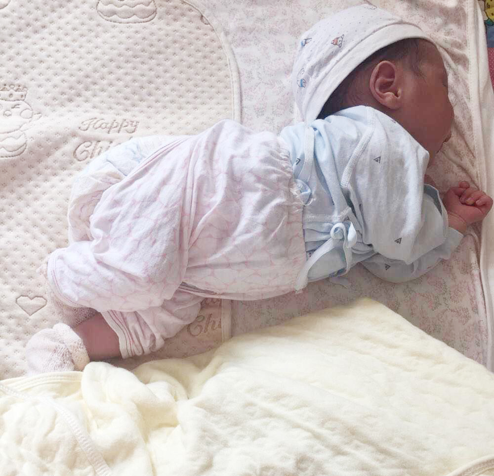 宝宝睡觉趴着翘屁股睡是什么原因,宝宝屁股翘着腿缩着睡觉怎么回事