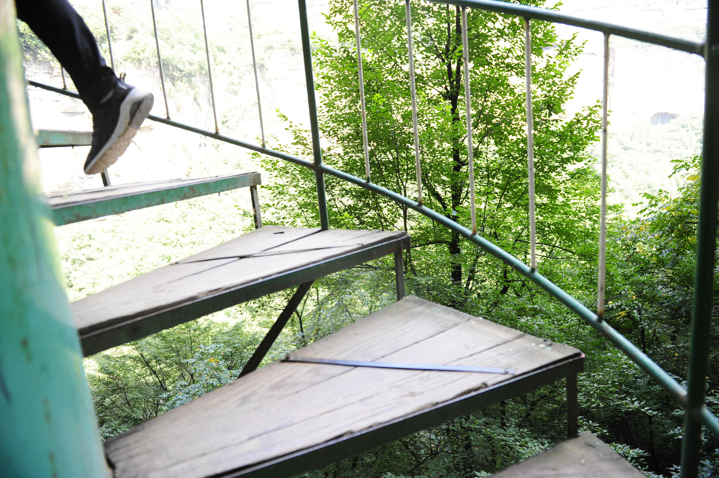 华山第一险长空栈道小伙跳下去,华山第一险长空栈道小伙吓得发抖