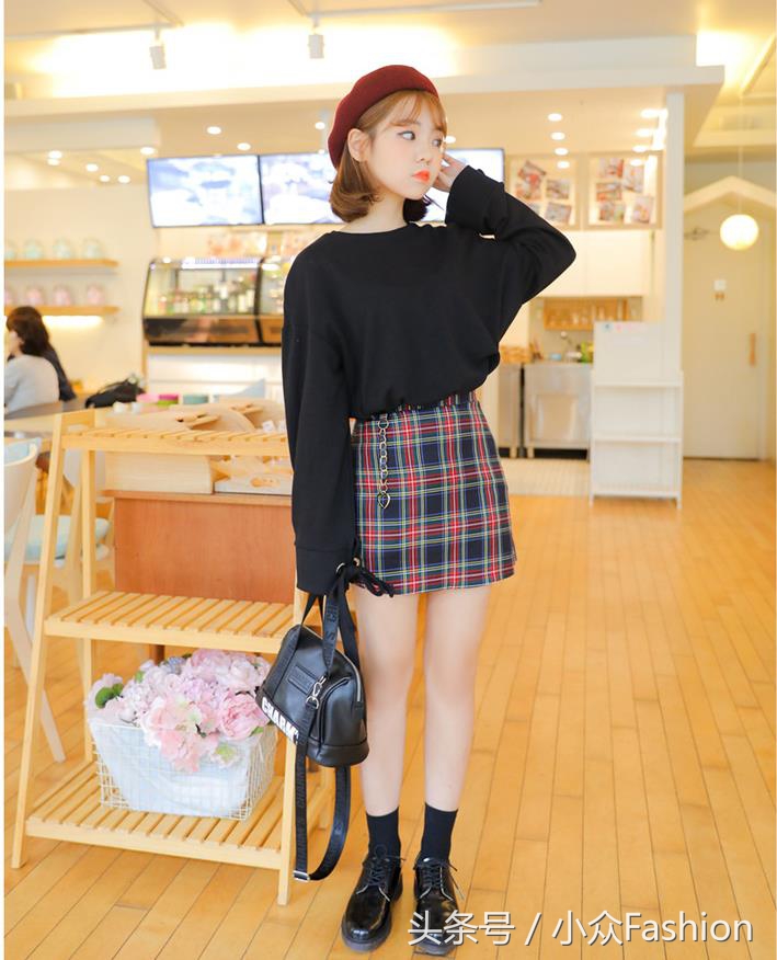 韩国女生卫衣搭配图片,适合女汉子卫衣穿搭拍照姿势教程