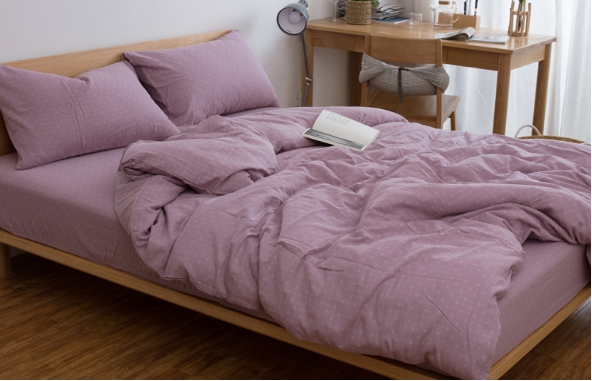 四件套床品搭配对比,床品四件套怎么选款式和卧室配