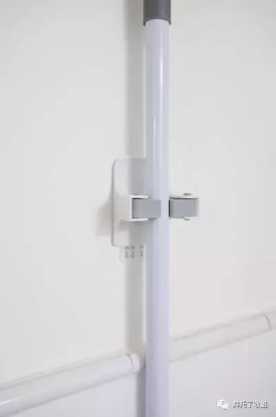 她家看不到一个拖把，地上居然没有半点儿灰