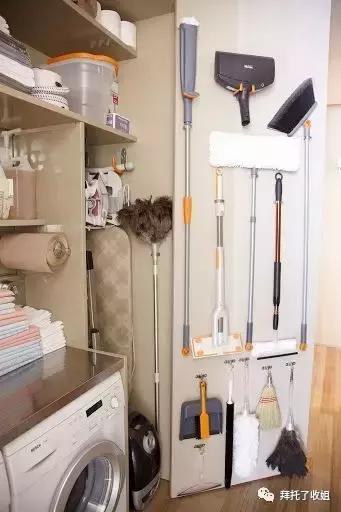 她家看不到一个拖把，地上居然没有半点儿灰