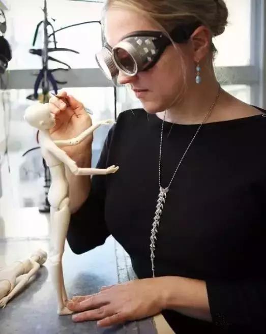 李晨花200万为冰冰买的娃娃,是他写了4个月邮件求来的私人定制