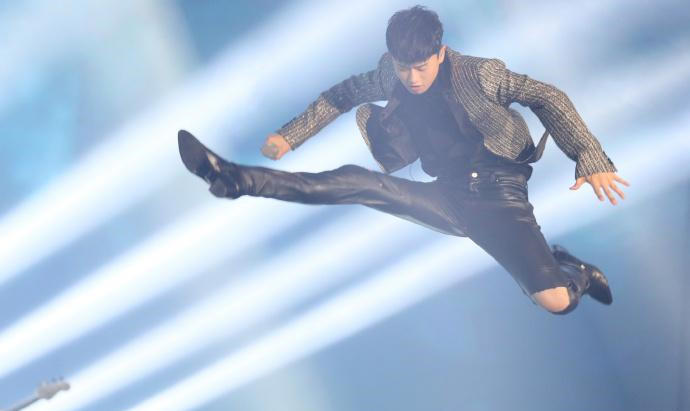 邓超帅气男明星,邓超鹿晗空中飞人