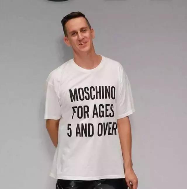 唐嫣的包包里放着一把大镜子,唐嫣背的小方盒子包包