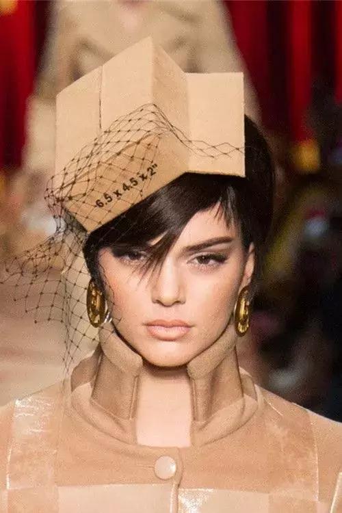 唐嫣的包包里放着一把大镜子,唐嫣背的小方盒子包包