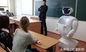 俄罗斯世界杯机器人“保镖”街头遭暴打，倒地大呼“救命”